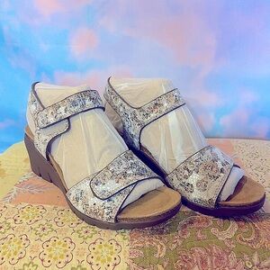 NWT: Comfortiva Abria Gray Flower Strappy Heeled Sandals (Sz 7)